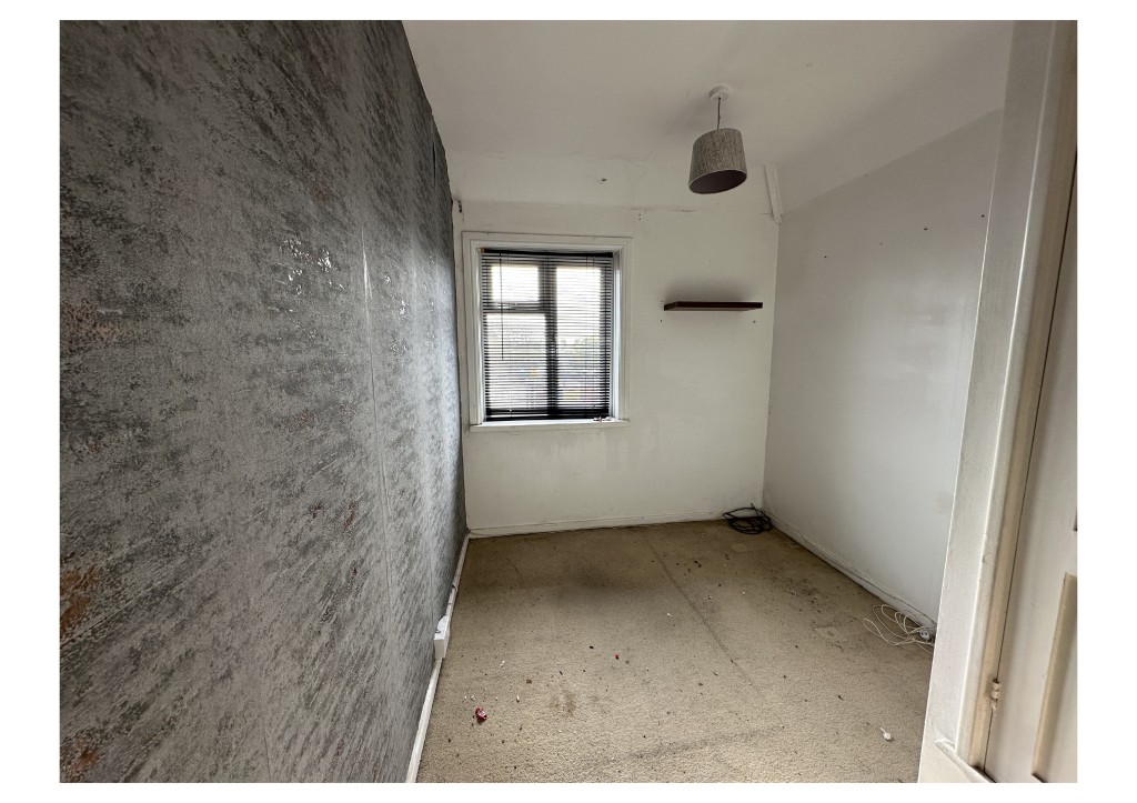 Lot: 171 - SEMI-DETACHED HOUSE WITH GARDEN TO FRONT AND REAR - Third Bedroom on the first floor